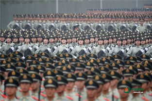 阅兵背后工作人员忙碌场景