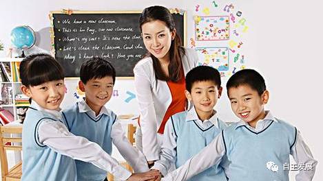 老师在网上布置作业的画面