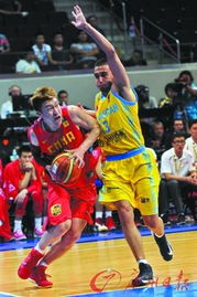 球员们在比赛中的激烈对抗瞬间