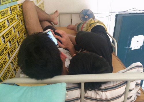 21岁大二男生宿舍打游戏猝死，校方与家属各执一词引争议