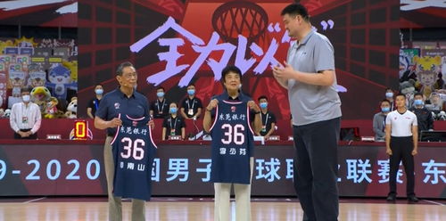 钟南山携夫人出席篮球赛