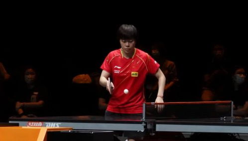 樊振东手捧奖杯的照片