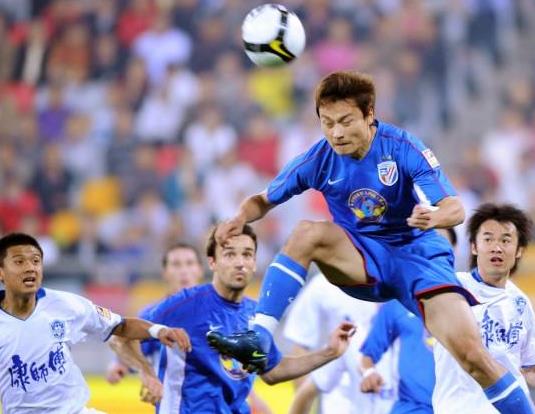 队员激烈操作瞬间