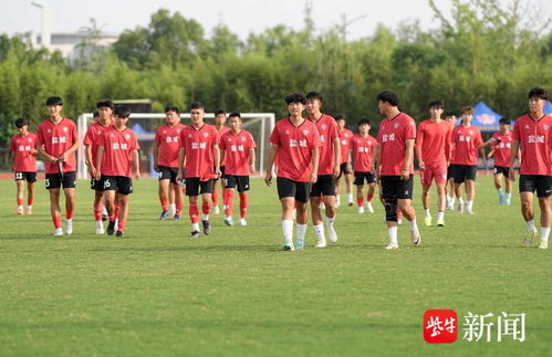 “苏超”盐城队球员中场吊射破门，赛场风云再起！