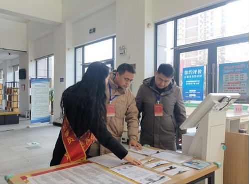 街道工作人员查看居民楼开裂现场