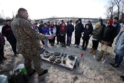 乌克兰民众参与救援的画面