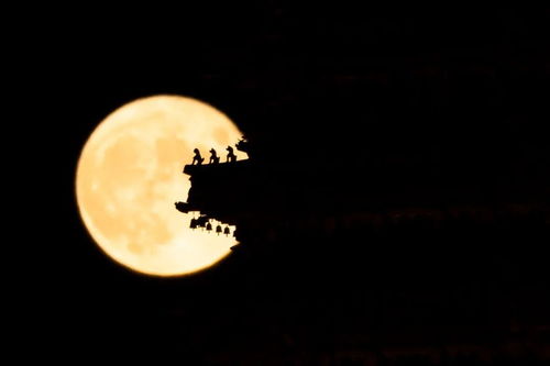 血月现身今夜，对人体究竟有何影响？