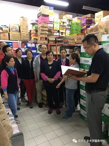 校医院工作人员忙碌着