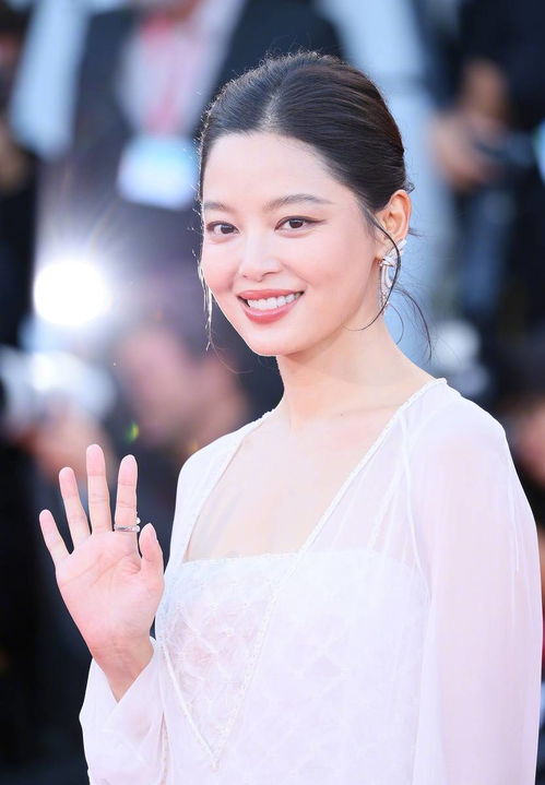 辛芷蕾晒亲吻奖杯照，背后故事引关注！