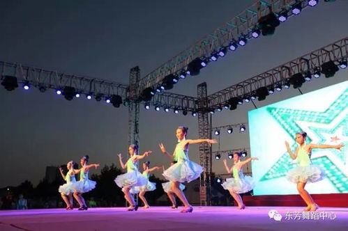 人们热烈参与舞蹈挑战场景