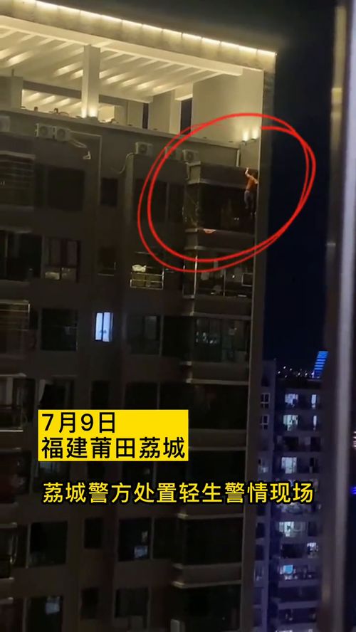 警方正在有序处置落水警情的现场照片