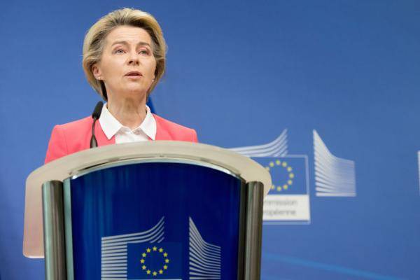 冯德莱恩发表讲话的场景