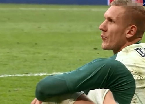 球员们躺在草坪上装死