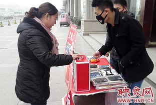 摆摊父子只剩五元，城管暖心帮找工作