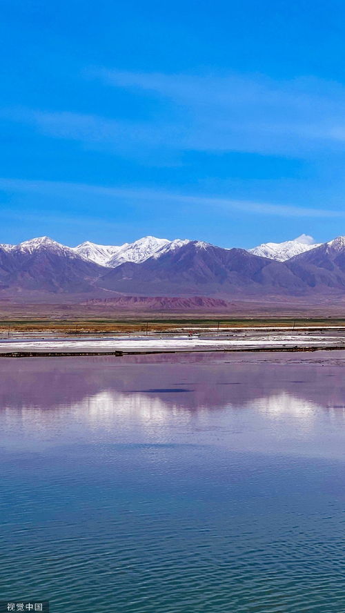 湖面倒映着蓝天白云和树木