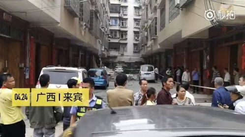 居民们在楼下讨论应对办法