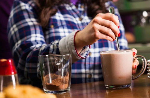 一群学生围坐一起分享奶茶