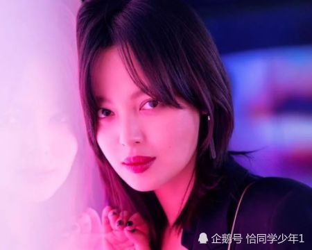 辛芷蕾在影片中身着华丽服装,表情生动