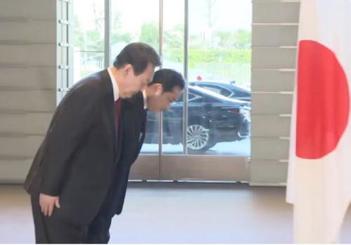 石破茂鞠躬道歉