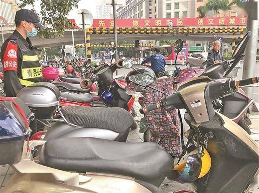 电动车停放在路边