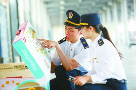 工作人员对玩具进行检测