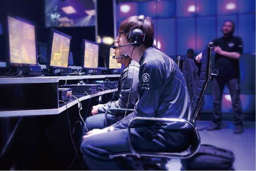 电竞选手在比赛中专注操作