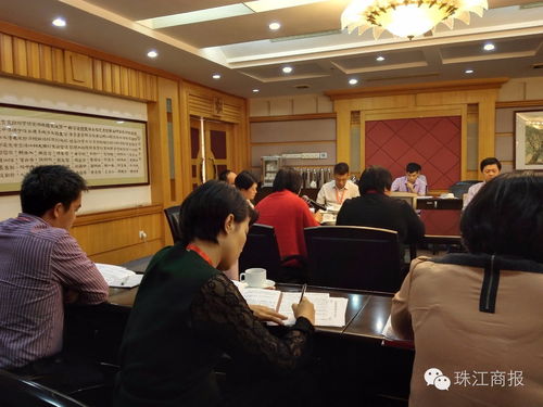 一群音乐人围着桌子激烈讨论的画面