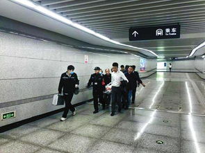 地铁工作人员查看车厢情况