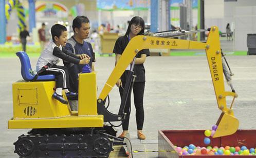 男子开挖机清理河道竟夹上大鱼，这操作绝了！