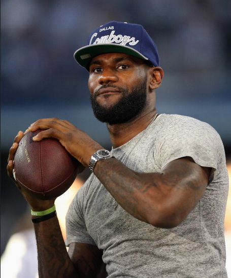 詹姆斯高高抛起篮球