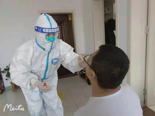 工作人员正在认真采样