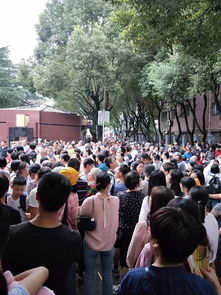 学校门口聚集了许多人围观