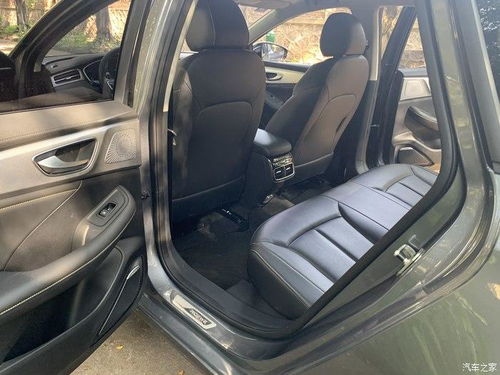 汽车内部宽敞的后排空间