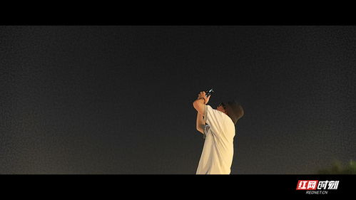 人们拍摄红月亮