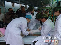 医护人员救治伤员的画面