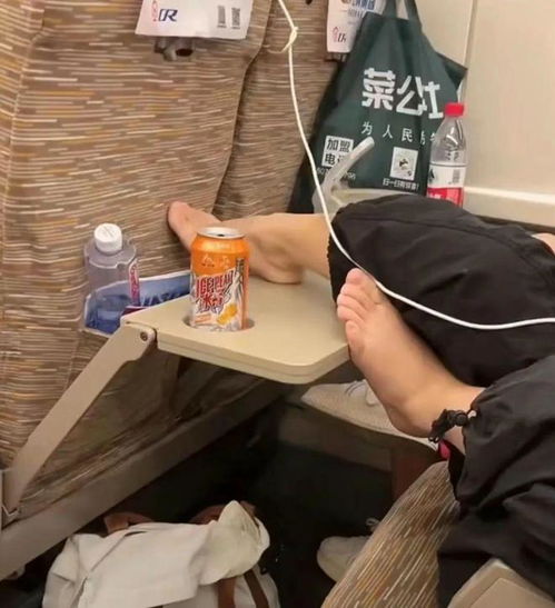 女子脱鞋踩桌板