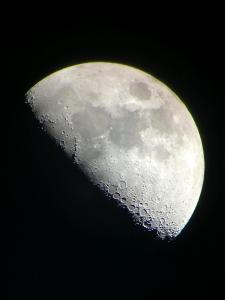 盈凸月的朦胧光辉