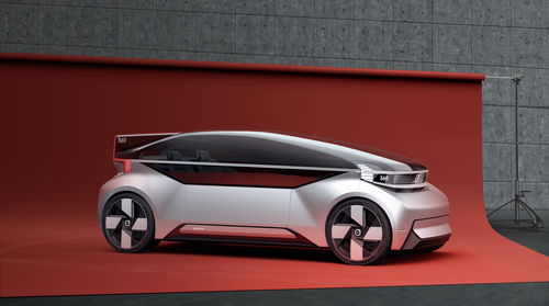 概念车行驶在路上