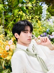 周翊然身穿 AmiParis 服饰与品牌团队合影