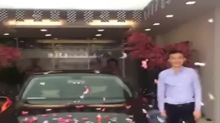 净网行动：2人因摆拍女子嫁外国贫民窟被罚，背后真相令人震惊！