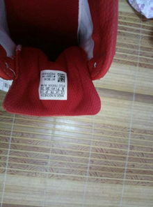 一双干净的白色鞋垫