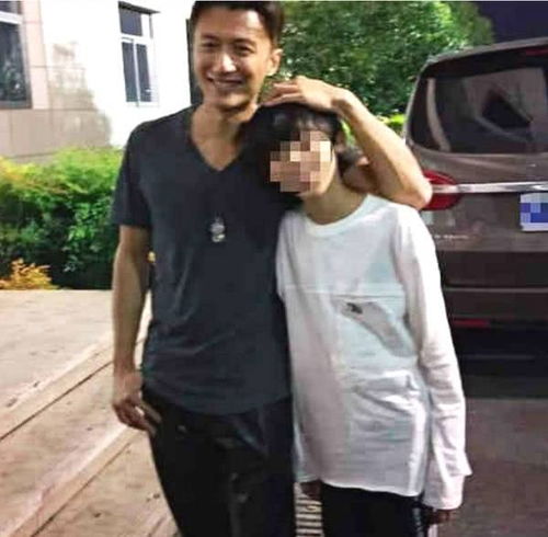 谢霆锋身着安德玛服装