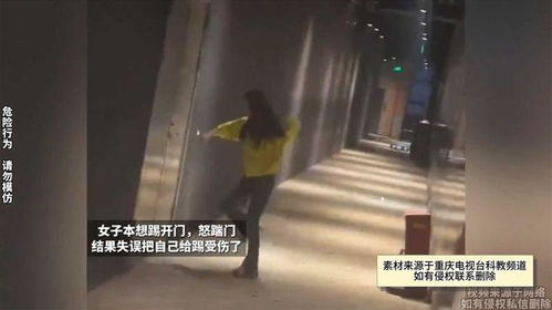 男子为骑手打抱不平反遭女子踹门，真相令人咋舌！