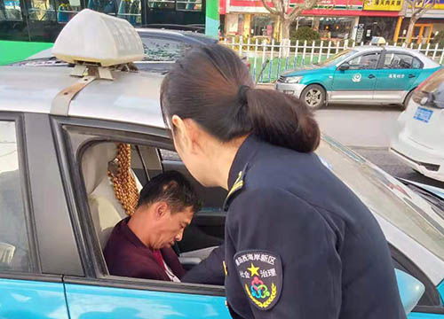 男子与玛莎拉蒂