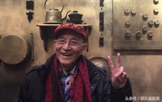 游本昌与老人聊天