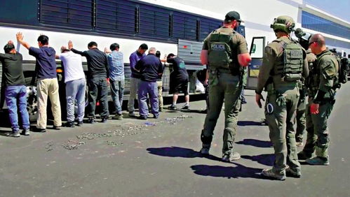 执法人员现场图