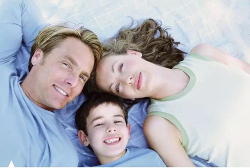 家人和睦相处画面