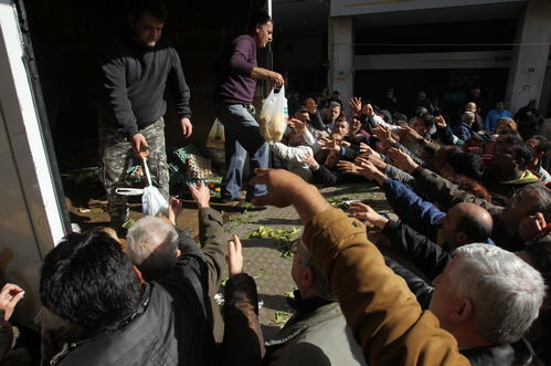 民众在街头议论