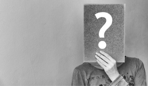 安静思考的年轻人