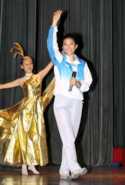 黄奕与志愿者合影